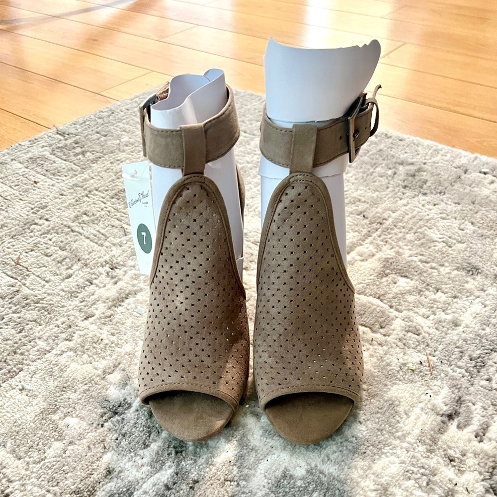 Universal Thread Ladies shoes - Picture 3 of 8